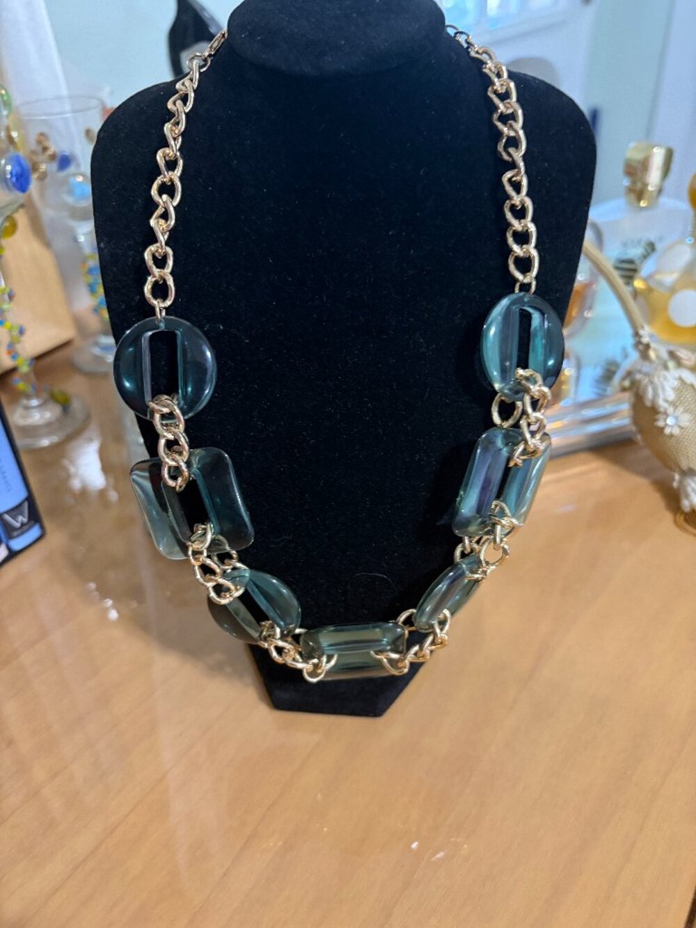 NECKLACE GOLDTONE WITH LIGHT GREEN RESIN ACCENTS